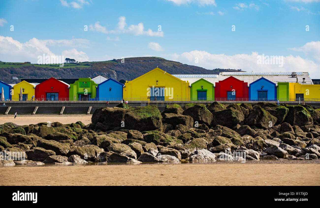 Bunte Nova Zentrum West Strand Hütten von Prestatyn, Nord Wales, Großbritannien 2018 Stockfoto