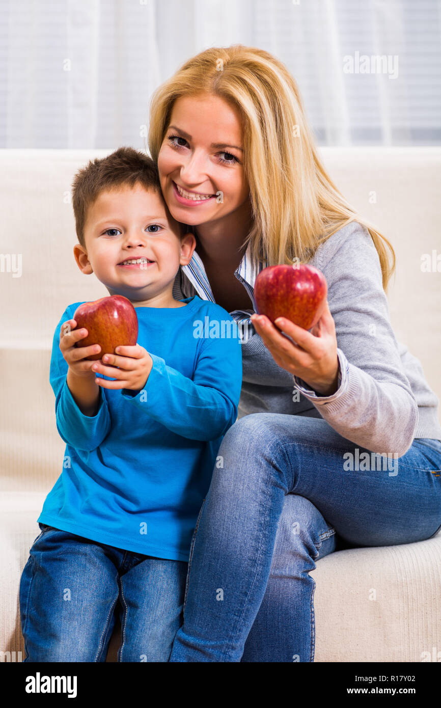 Mutter und Sohn gemeinsam in gesunden Snack. Stockfoto