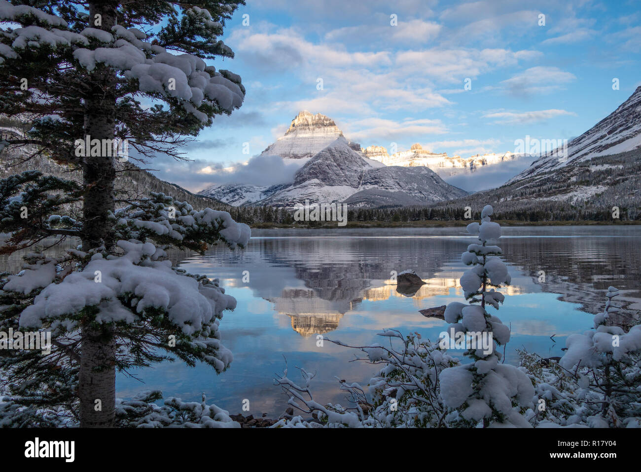 Reflexion der Mt Henkel in Swiftwater See nach einem Schneesturm. Glacier National Park, Montana Stockfoto