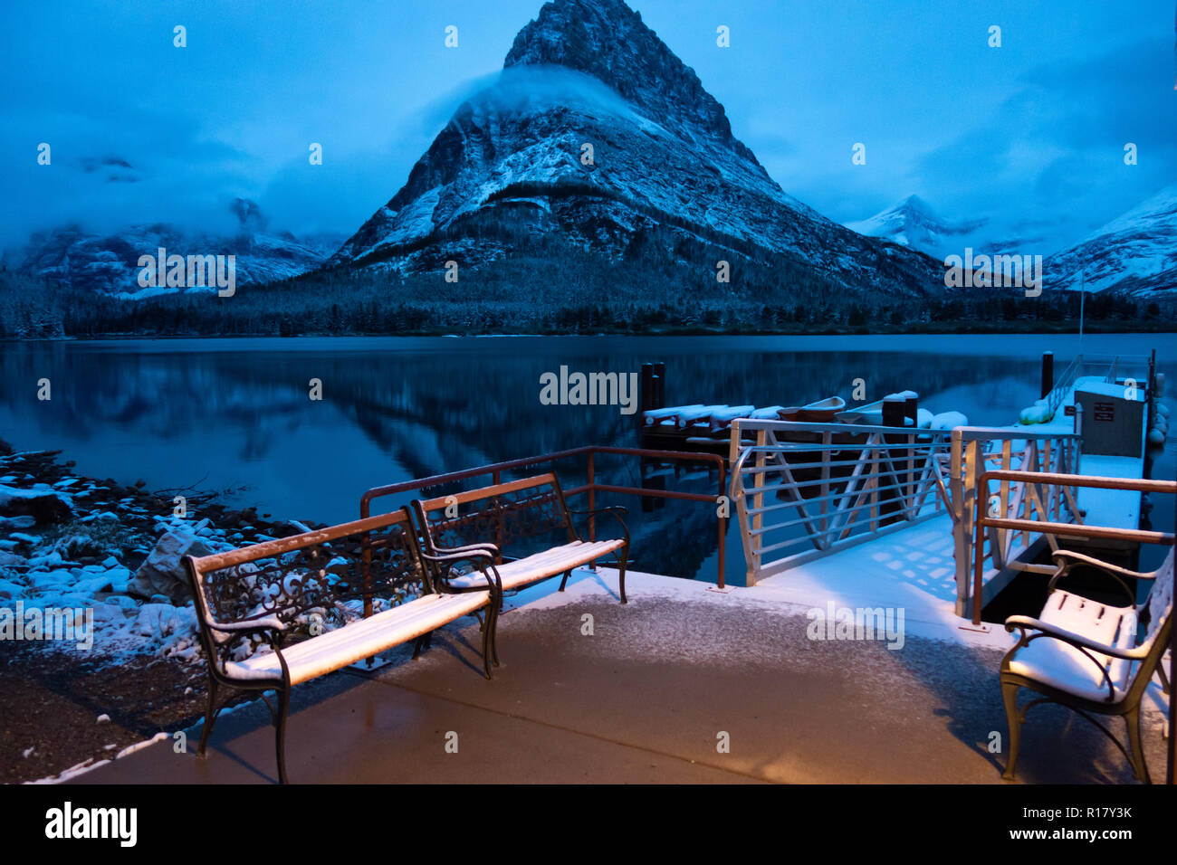 Swiftcurrent Lake, nach einem Schneesturm, Morgendämmerung, Mt Grinnell, Glacier National Park, Montana Stockfoto