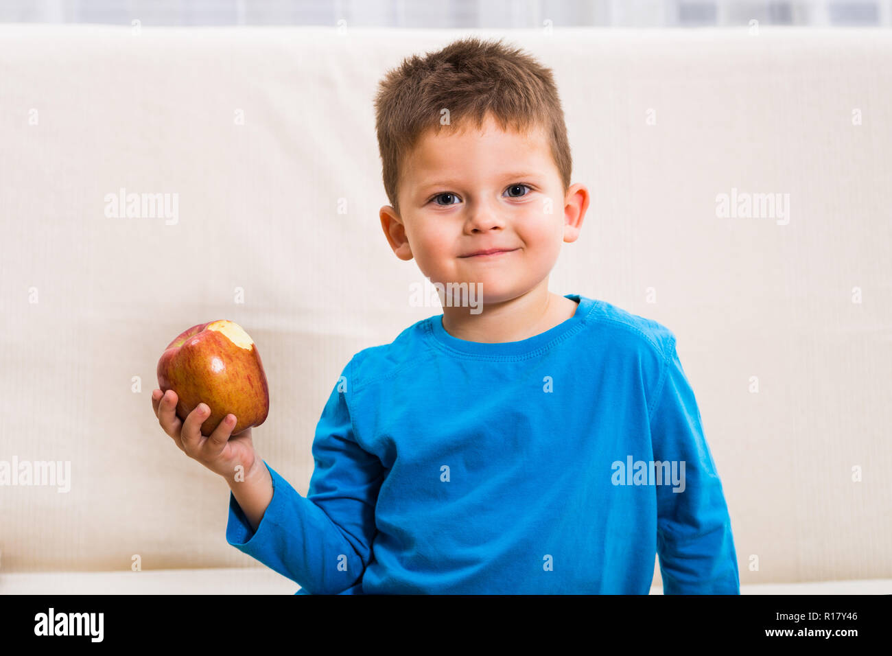 Süße kleine Junge ist köstlich. Stockfoto