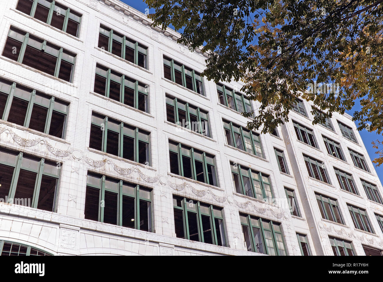 Die historische Halle Gebäude in der Innenstadt von Cleveland, Ohio, USA ist im Bau und Renovierung, da es mehr Wohnraum wird. Stockfoto