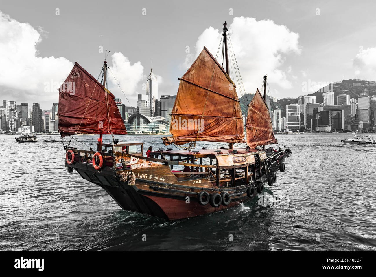 Junk boot Dukling, eine original chinesische Dschunke Boot, setzt Segel in Hongkong Stockfoto