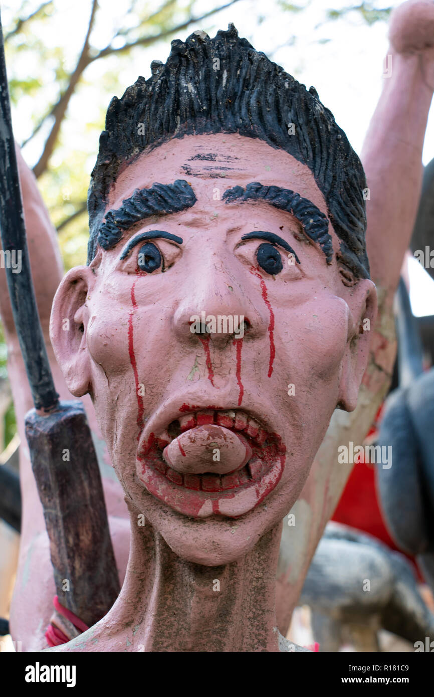 SUPHAN BURI, THAILAND, Jan 01 2018, die Sünder in der Hölle. Eine Szene aus der buddhistischen Hölle. Folter des sündigen Menschen, dem Tod. Stockfoto