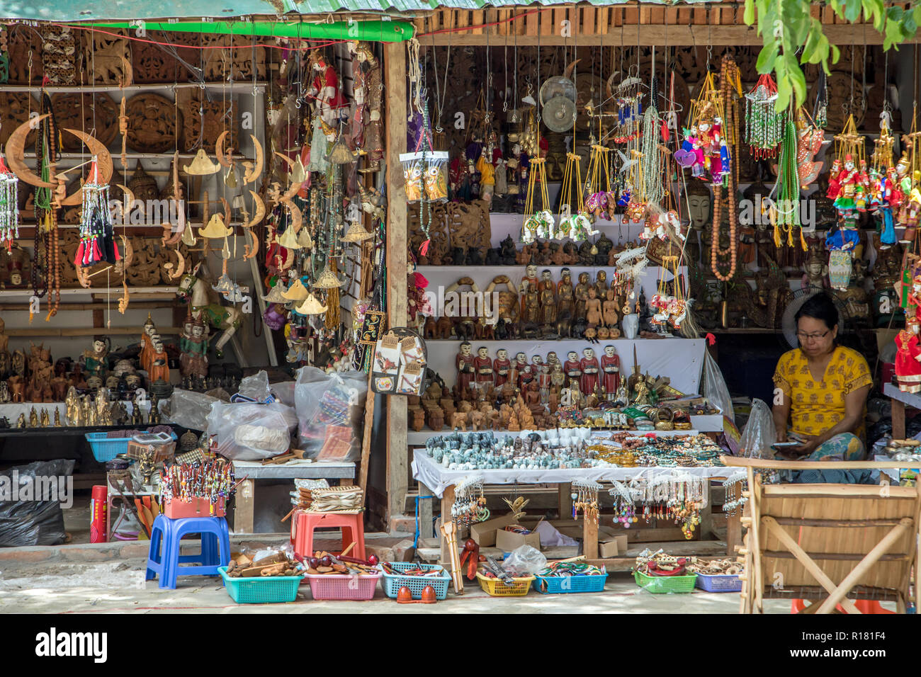 BAGAN, Myanmar, 17. Mai 2018, Souvenir Shop mit traditionellen Myanmar Marionetten in Bereich buddhistischer Tempel. Stockfoto