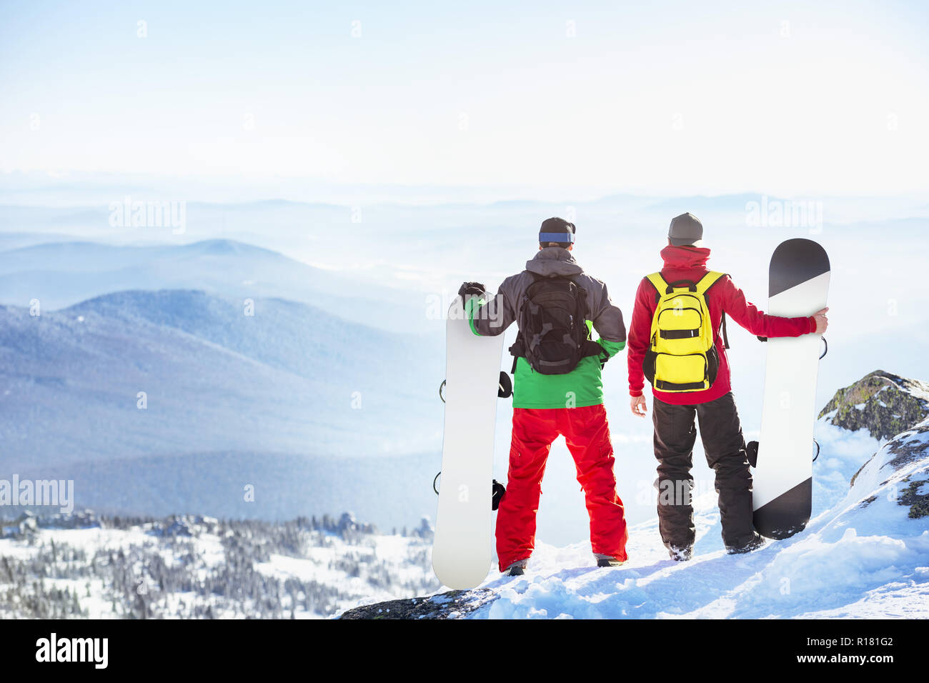 Zwei Snowboarder steht auf einem Berg an View Point Stockfoto