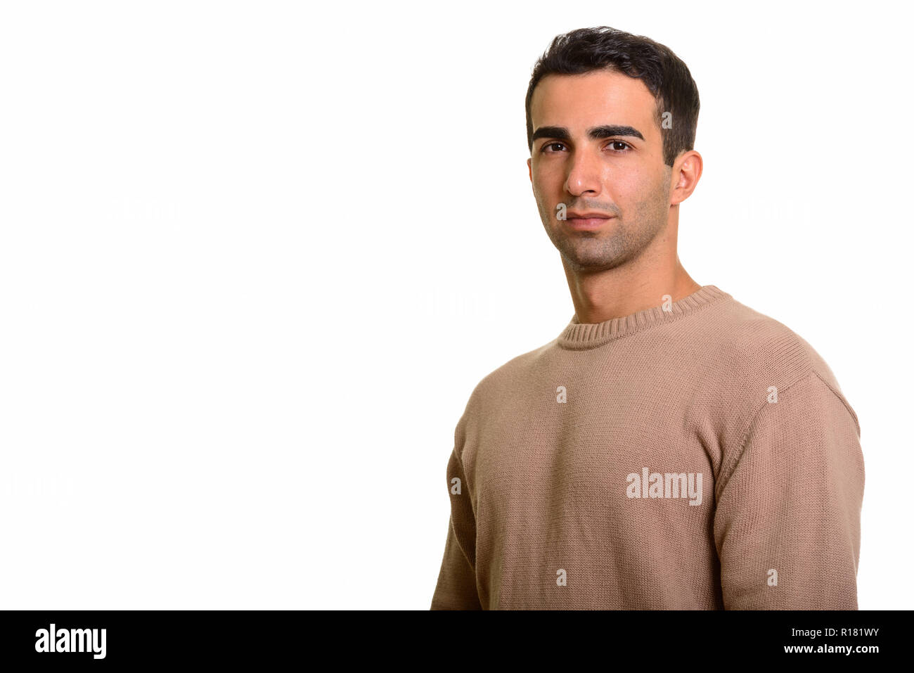 Porträt der jungen schönen persischen Menschen gegen den weißen Hintergrund Stockfoto