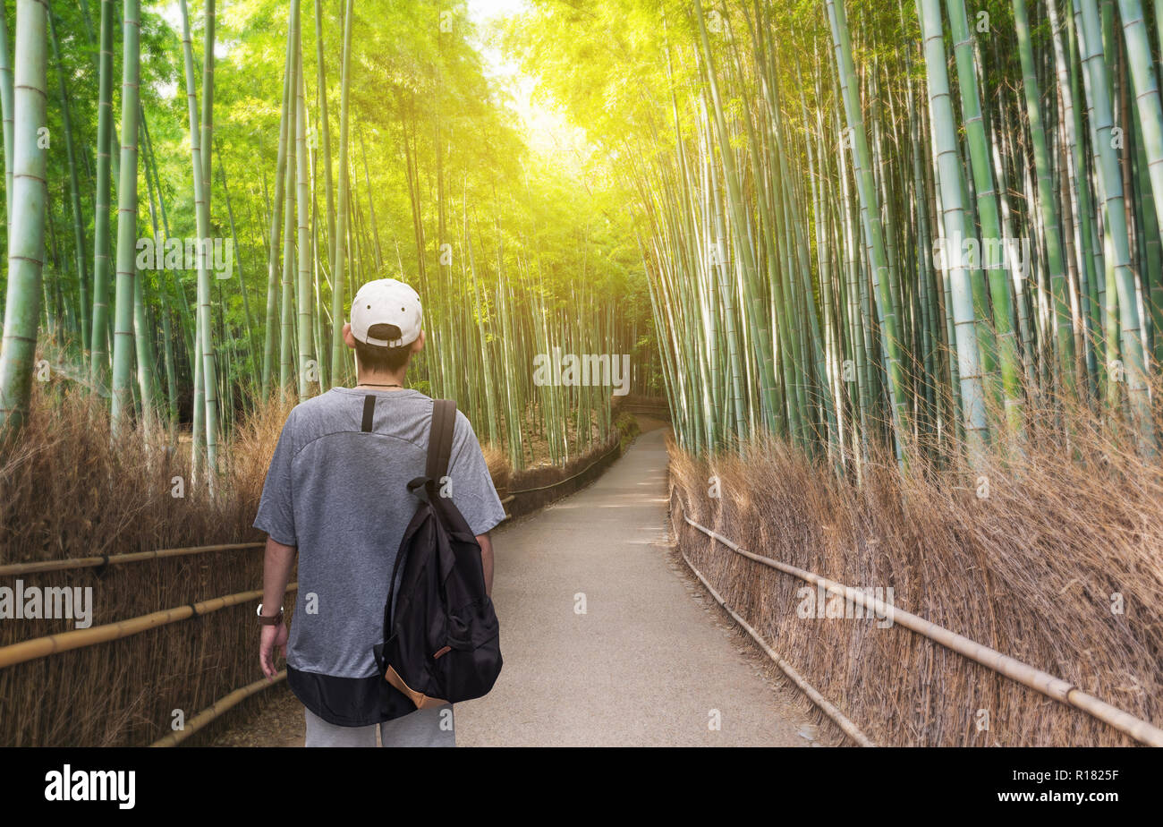 Reisen in Japan, ein Mann mit Rucksack an arashiyama Bambus Wald reisen, berühmten Reiseziel in Kyoto, Japan Stockfoto