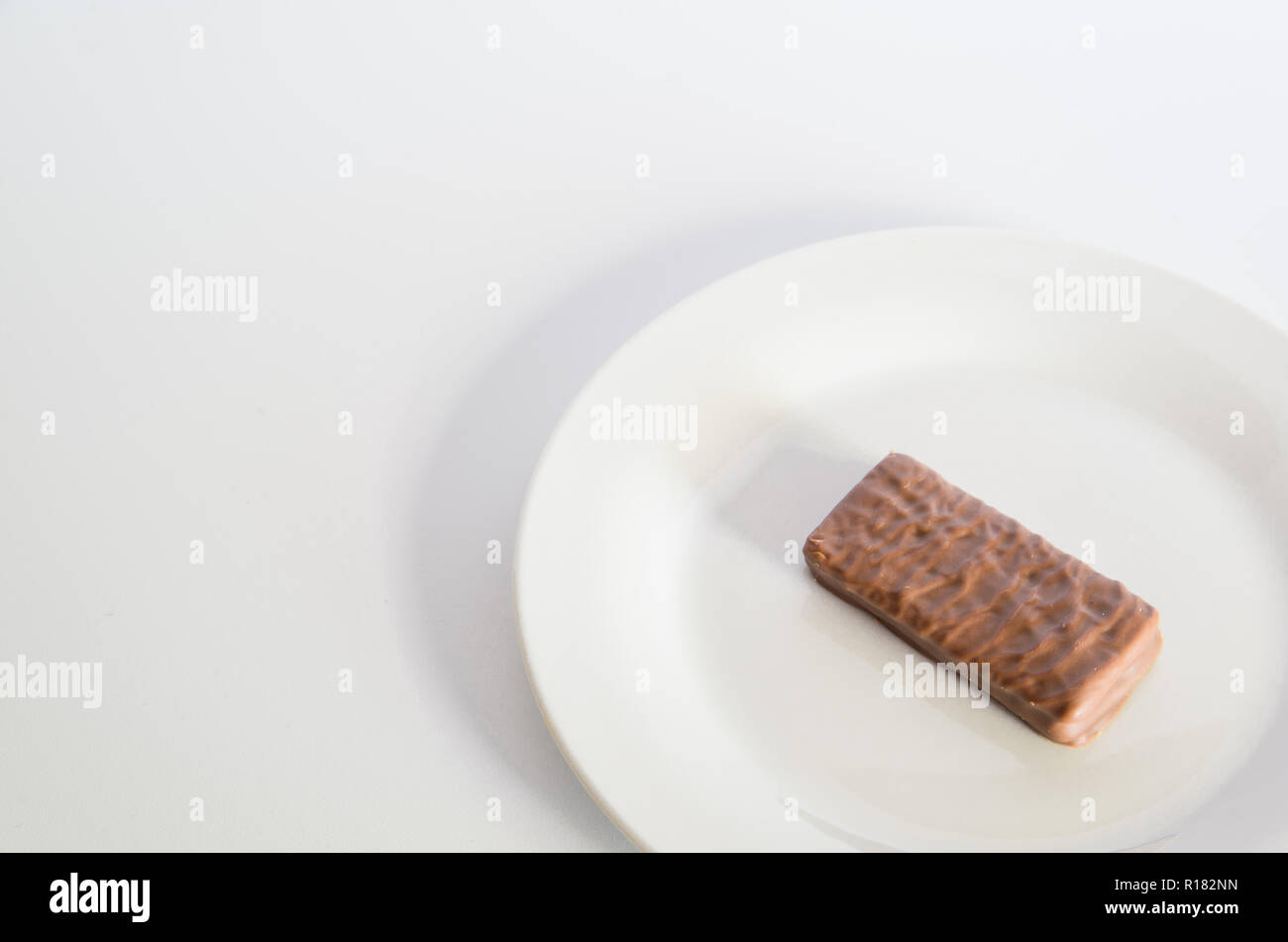 Iconic australische Schokoladenbiskuit auf einer weißen Platte Stockfoto