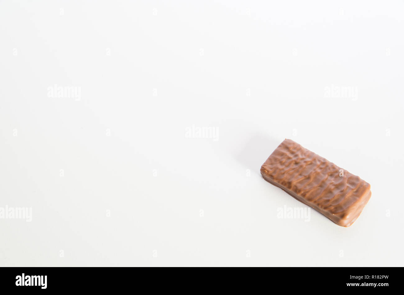 Iconic australische Schokoladenbiskuit auf einer weißen Bank Stockfoto