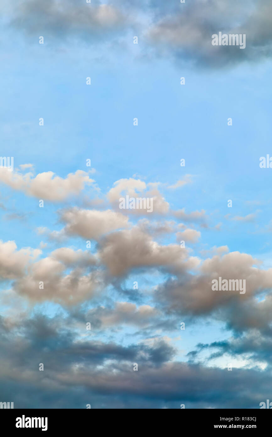 Wolken schweben über einer blauen Himmel an einem sonnigen Tag. Stockfoto