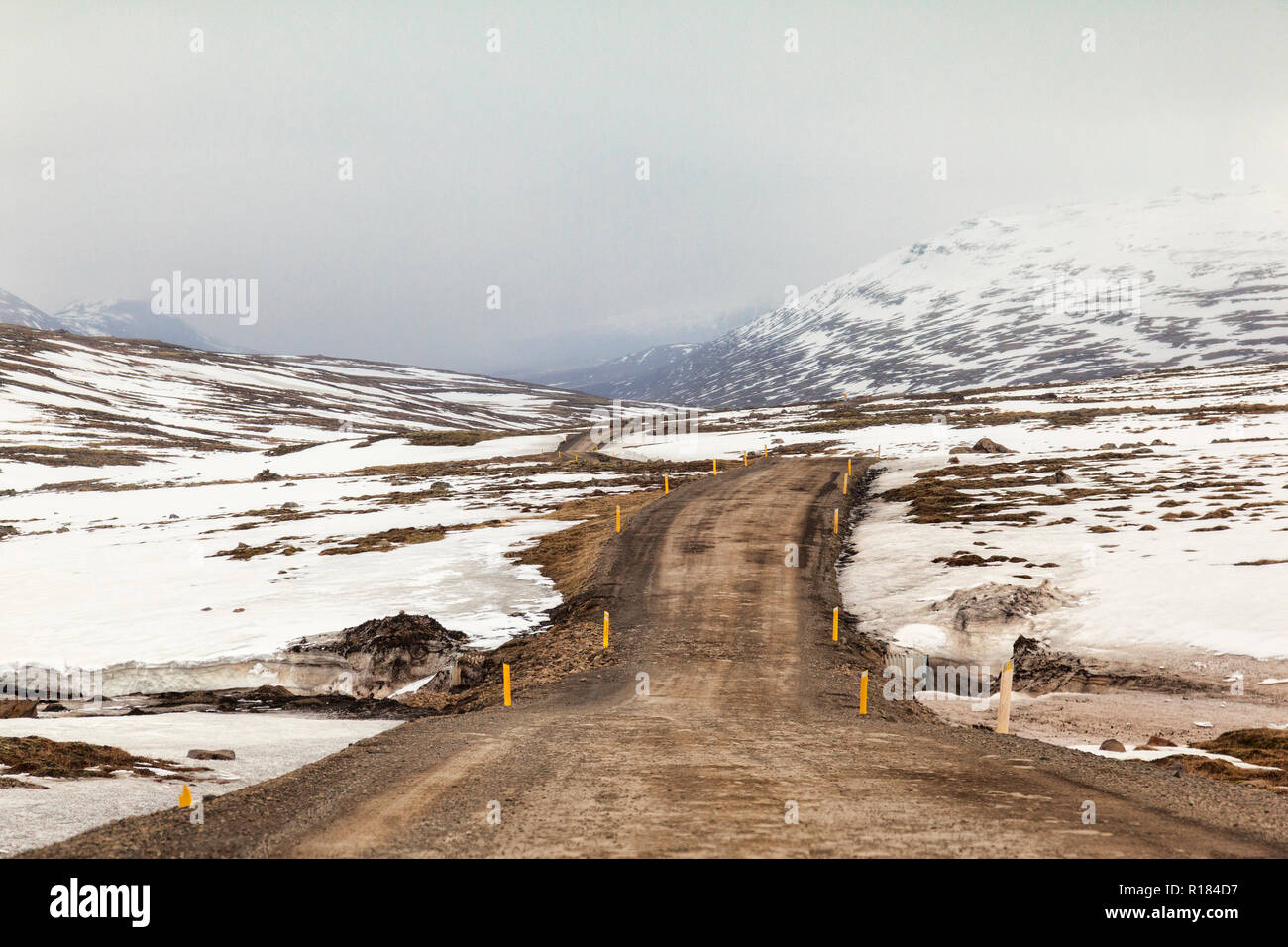 Eine hohe Pass durch verschneite Berge im Osten Islands. Stockfoto