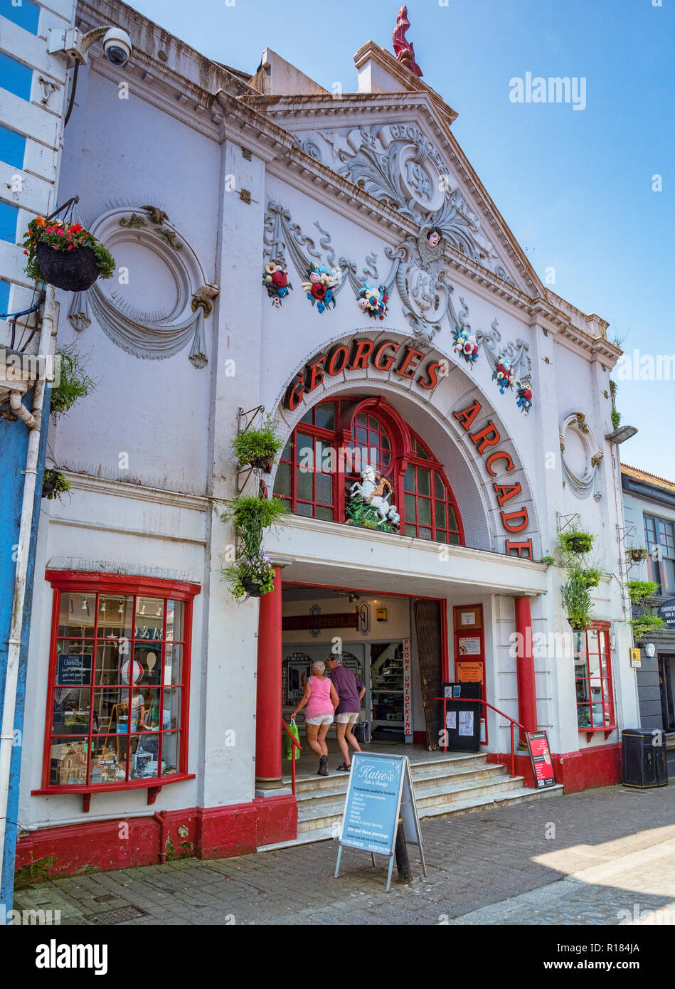 12. Juni 2018: Falmouth, Cornwall, UK-St George's Arcade, Church Street, im Jahr 1912 und war ursprünglich ein Kino gebaut, ist nun Geschäfte. Stockfoto