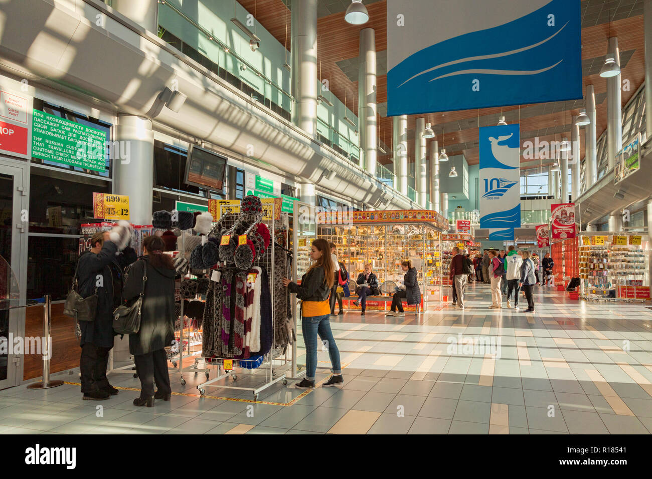 18. September 2018: St. Petersburg, Russland - Souvenir Shops bei Marine Fassade, die St. Petersburg Kreuzfahrt Terminal. Stockfoto