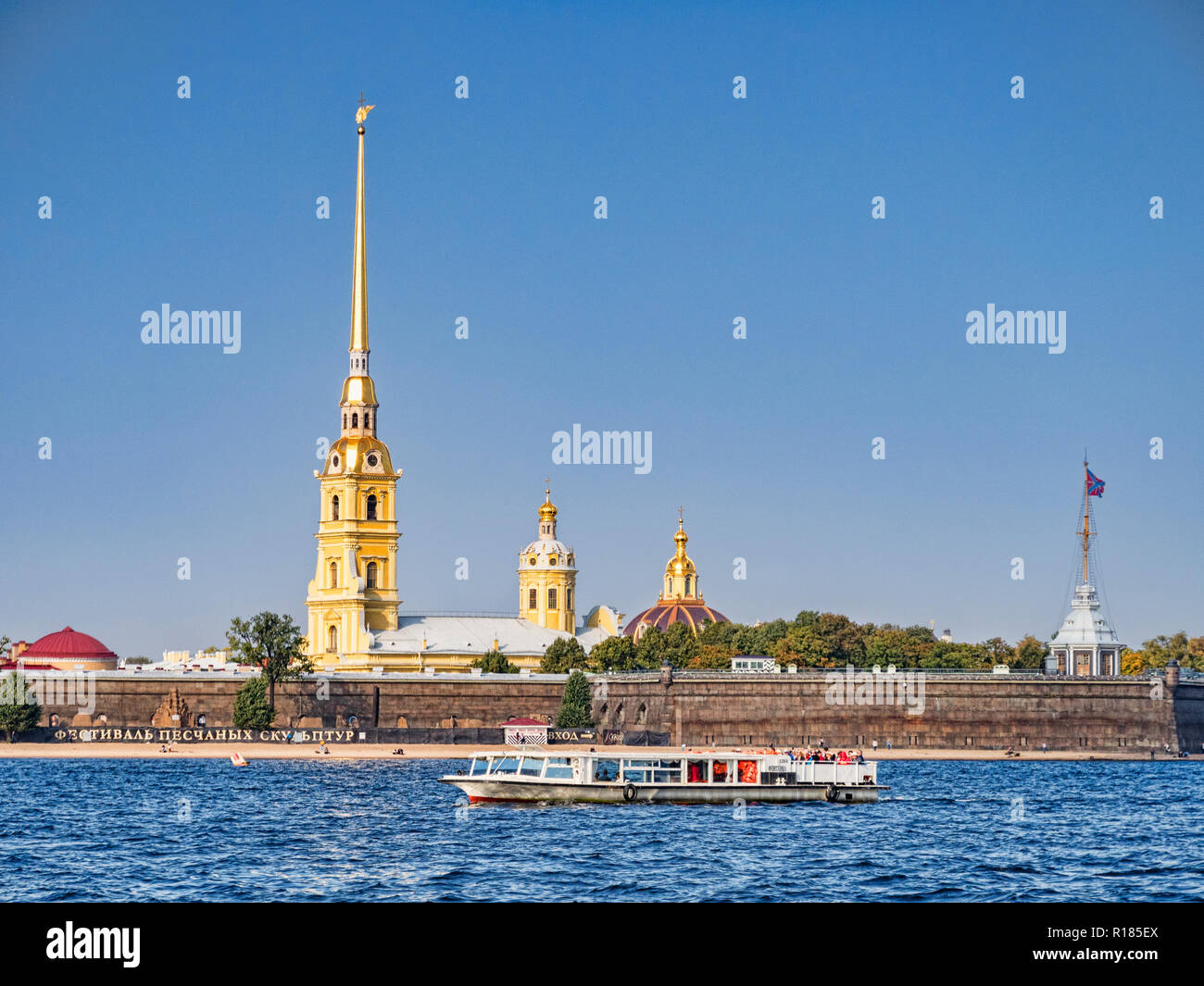 19. September 2018: St. Petersburg, Russland - Peter und Paul Festung, Zayachy Insel in der Newa, vom Fluss. Stockfoto