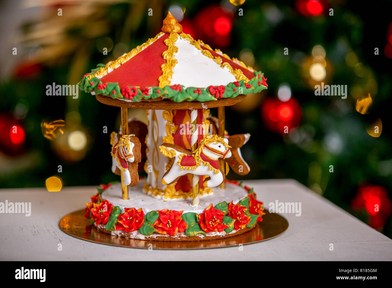 Lebkuchen Karussell vor Defokussierten Lichter von Chrismtas dekorierte Tanne. Urlaub Süßigkeiten. Neues Jahr und Thema Weihnachten. Festliche Stimmung. Stockfoto