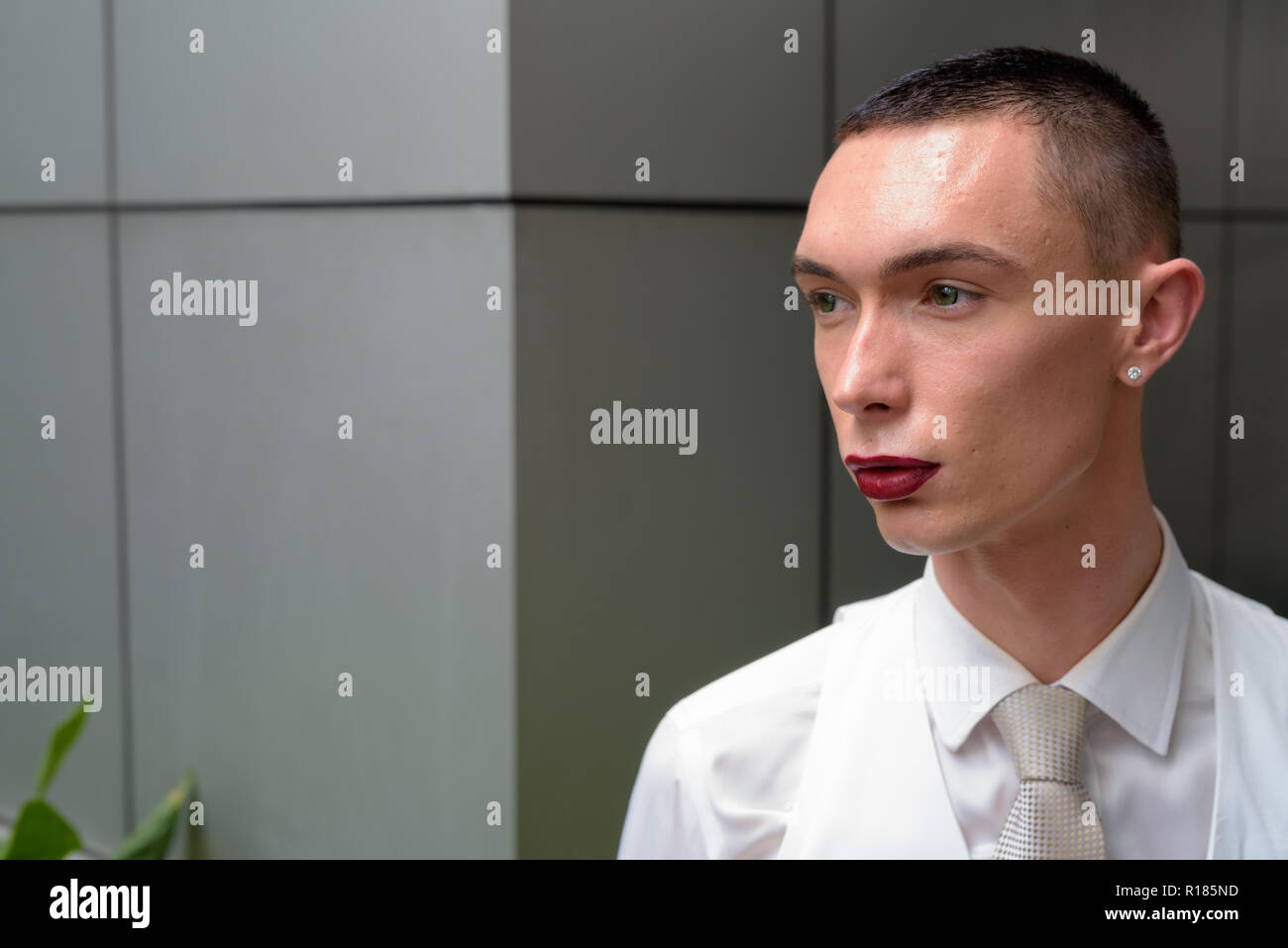 Junge androgyne homosexuellen LGTB Geschäftsmann Denken im Freien Stockfoto
