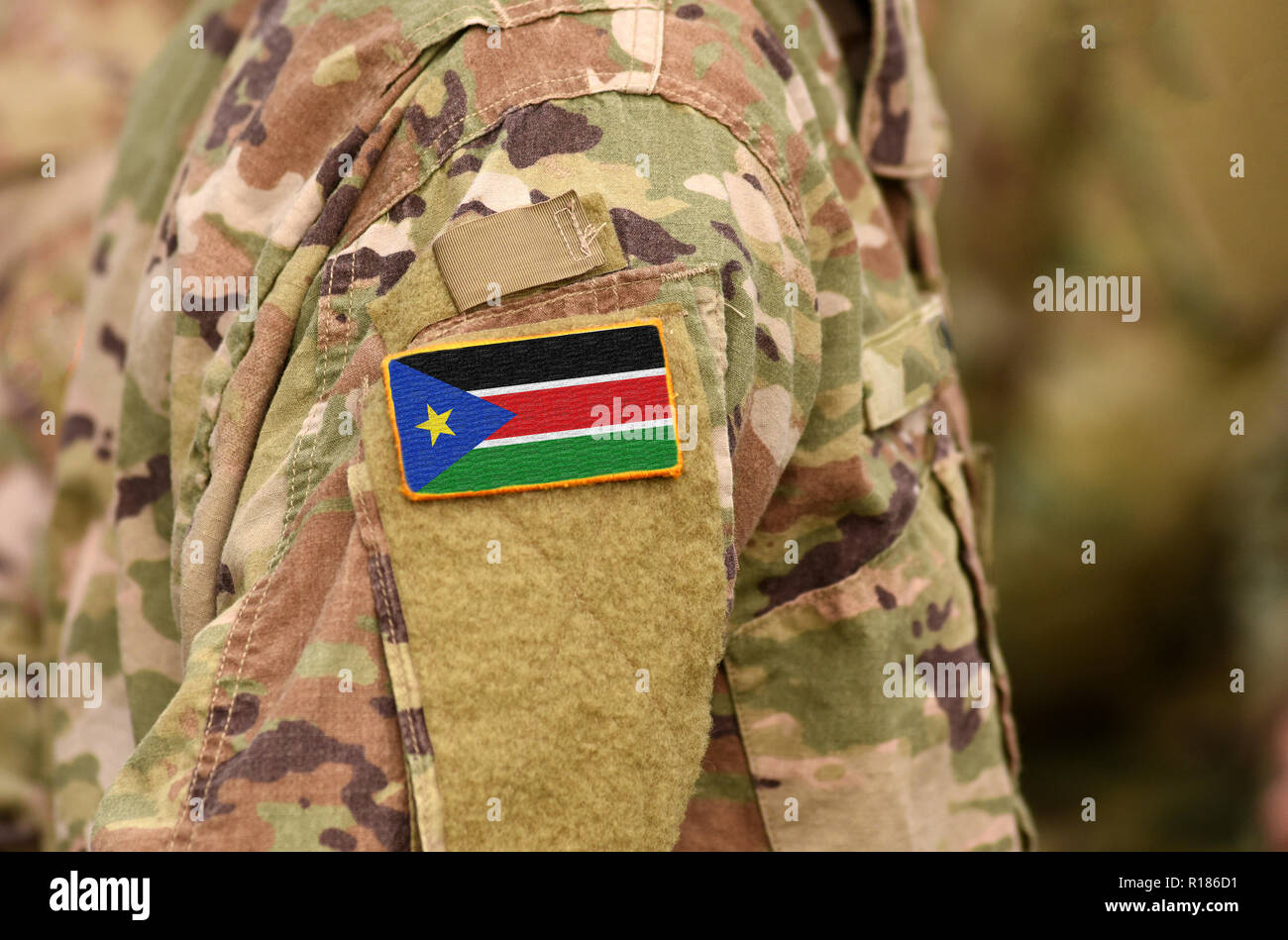 Der Süden des Sudan Flagge auf Soldaten arm. Republik Südafrika Sudan Truppen (Collage) Stockfoto