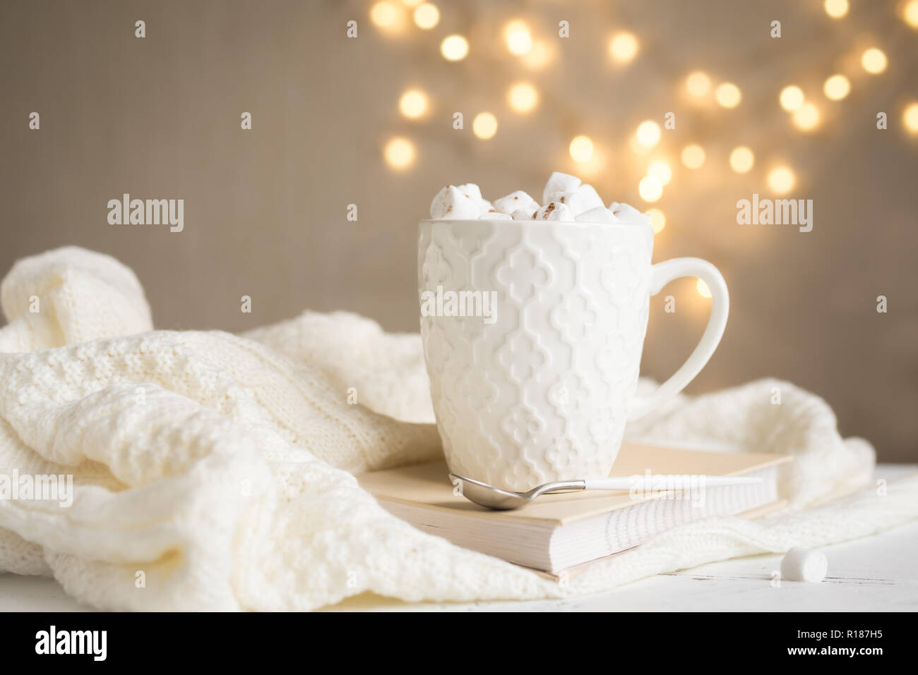 Weihnachten heiße Schokolade mit Marshmallows in weiße Krug, kopieren. Heißer Kakao trinken für Weihnachten und Winter Urlaub mit warmer Schal, Lichter, festliche Stockfoto