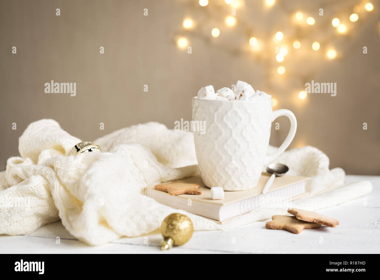 Weihnachten heiße Schokolade mit Marshmallows in weiße Krug, kopieren. Heißer Kakao trinken für Weihnachten und Winter Urlaub mit warmer Schal, Lichter, festliche Stockfoto