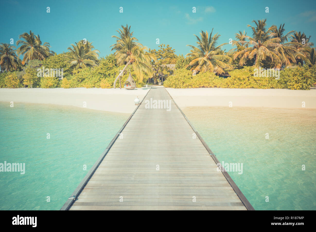 Perfekte tropische Landschaft, hölzernen Pier oder Jetty, weißer Sand und blaues Meer, exotischen tropischen Strand Banner. Insel Landschaft Stockfoto