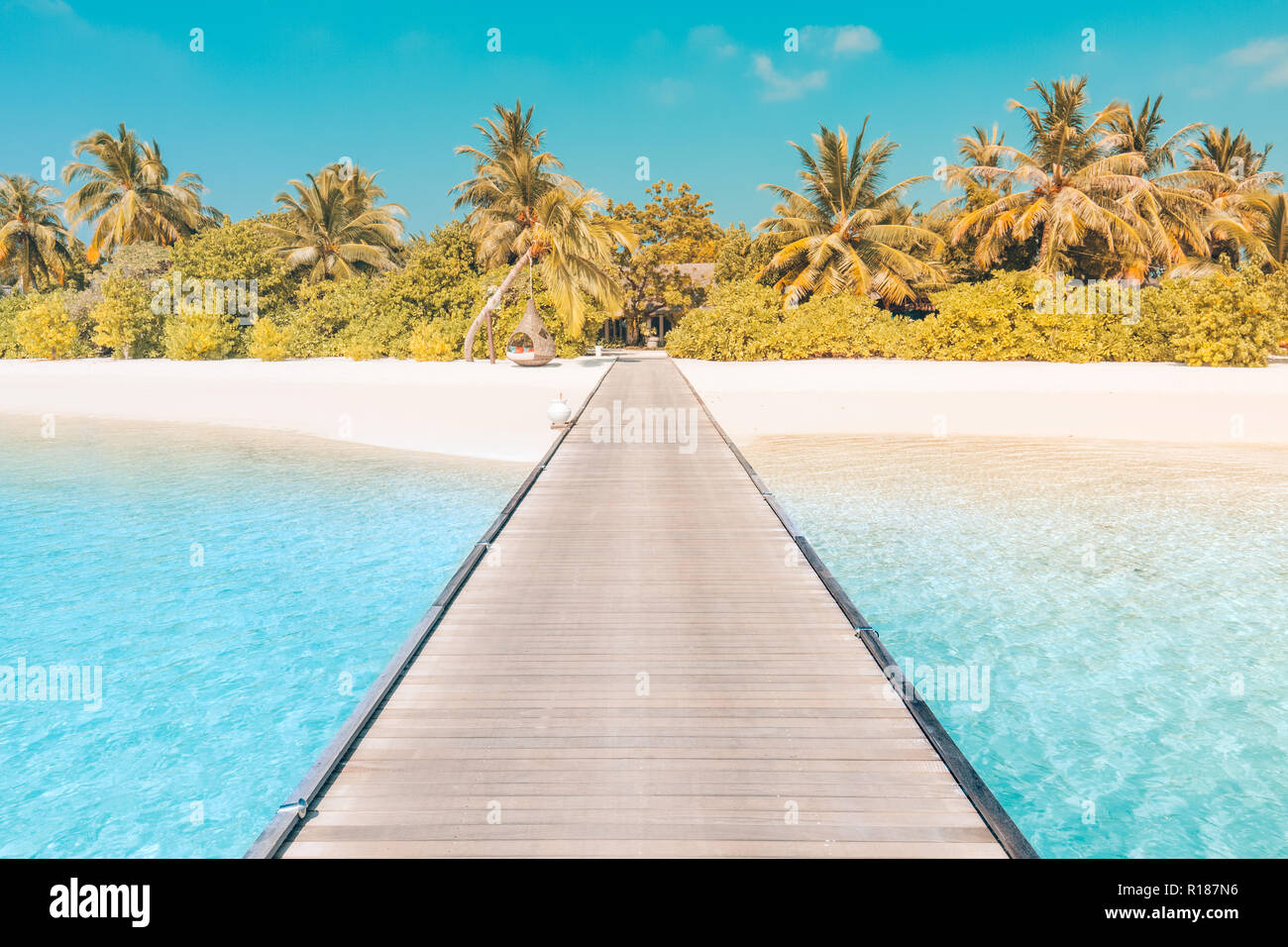Perfekte tropische Landschaft, hölzernen Pier oder Jetty, weißer Sand und blaues Meer, exotischen tropischen Strand Banner. Insel Landschaft Stockfoto