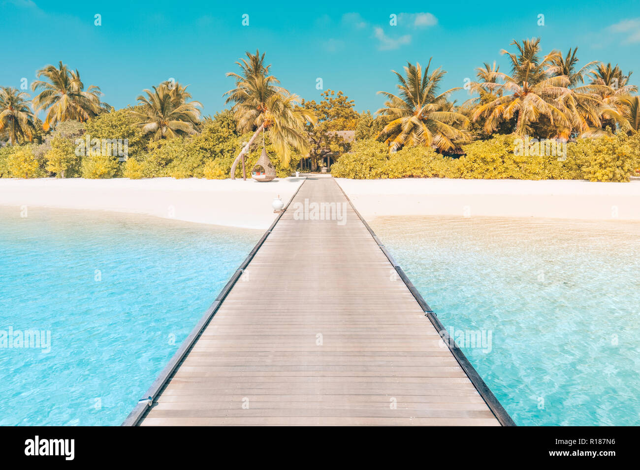 Perfekte tropische Landschaft, hölzernen Pier oder Jetty, weißer Sand und blaues Meer, exotischen tropischen Strand Banner. Insel Landschaft Stockfoto