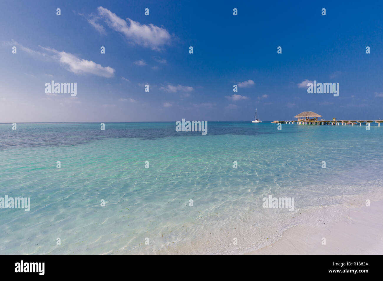 Schöne Malediven Insel Strand Landschaft. Luxus Resort mit Stühlen und Sonnenschirm für Sommer und Urlaub. Exotischen tropischen Strand Stockfoto