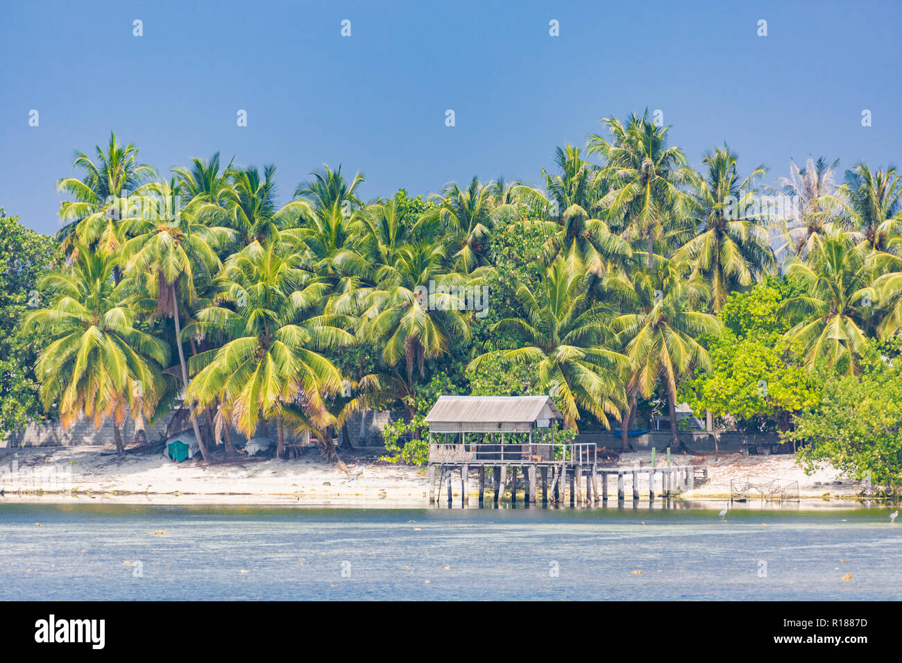 Tropical Beach Bungalows auf einer tropischen Insel, Reisen Hintergrund Stockfoto
