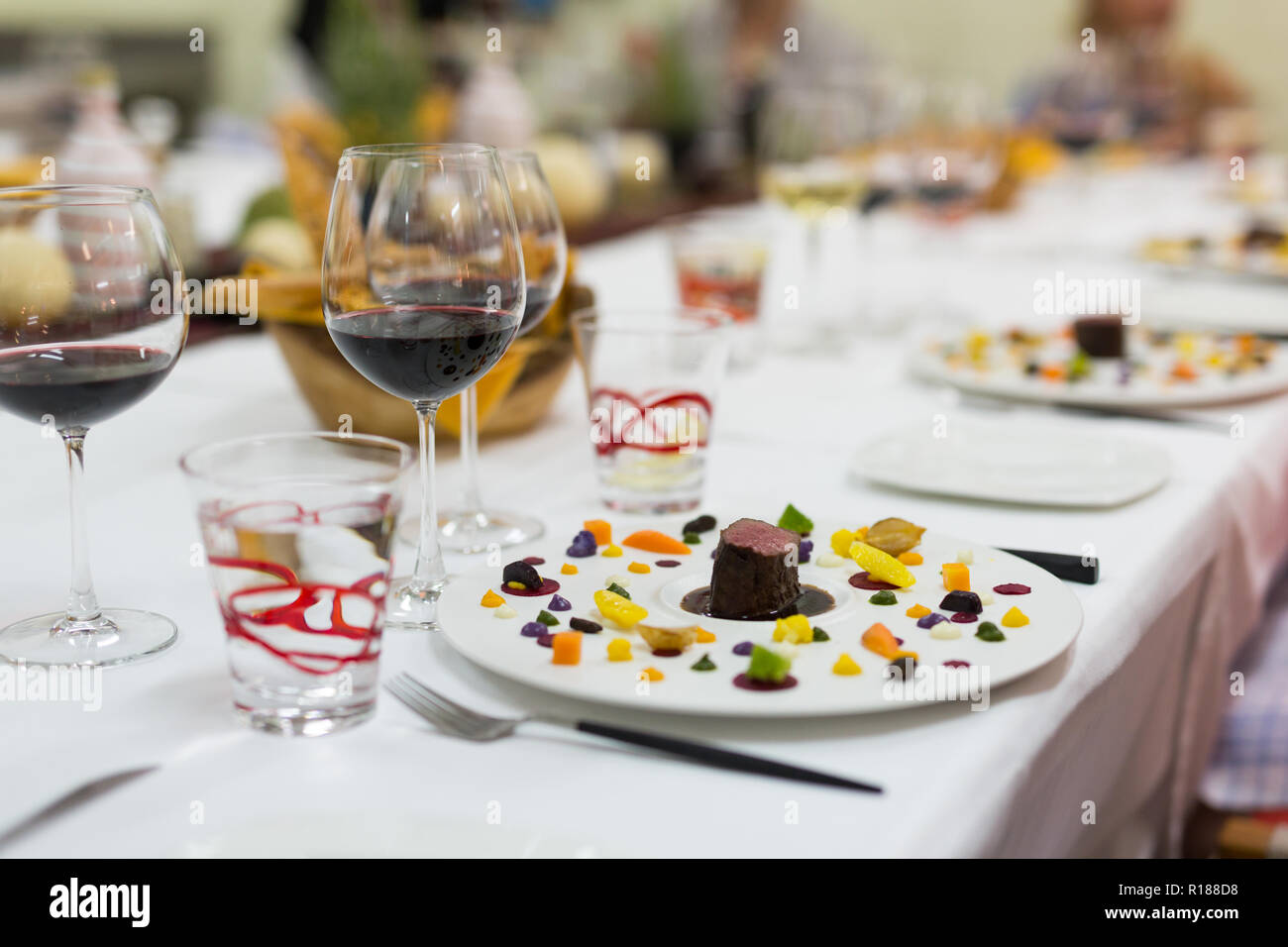 Luxus Dinner mit Rindfleisch mit rotem Kaviar und Ingwer, Croutons und Gemüse Stockfoto