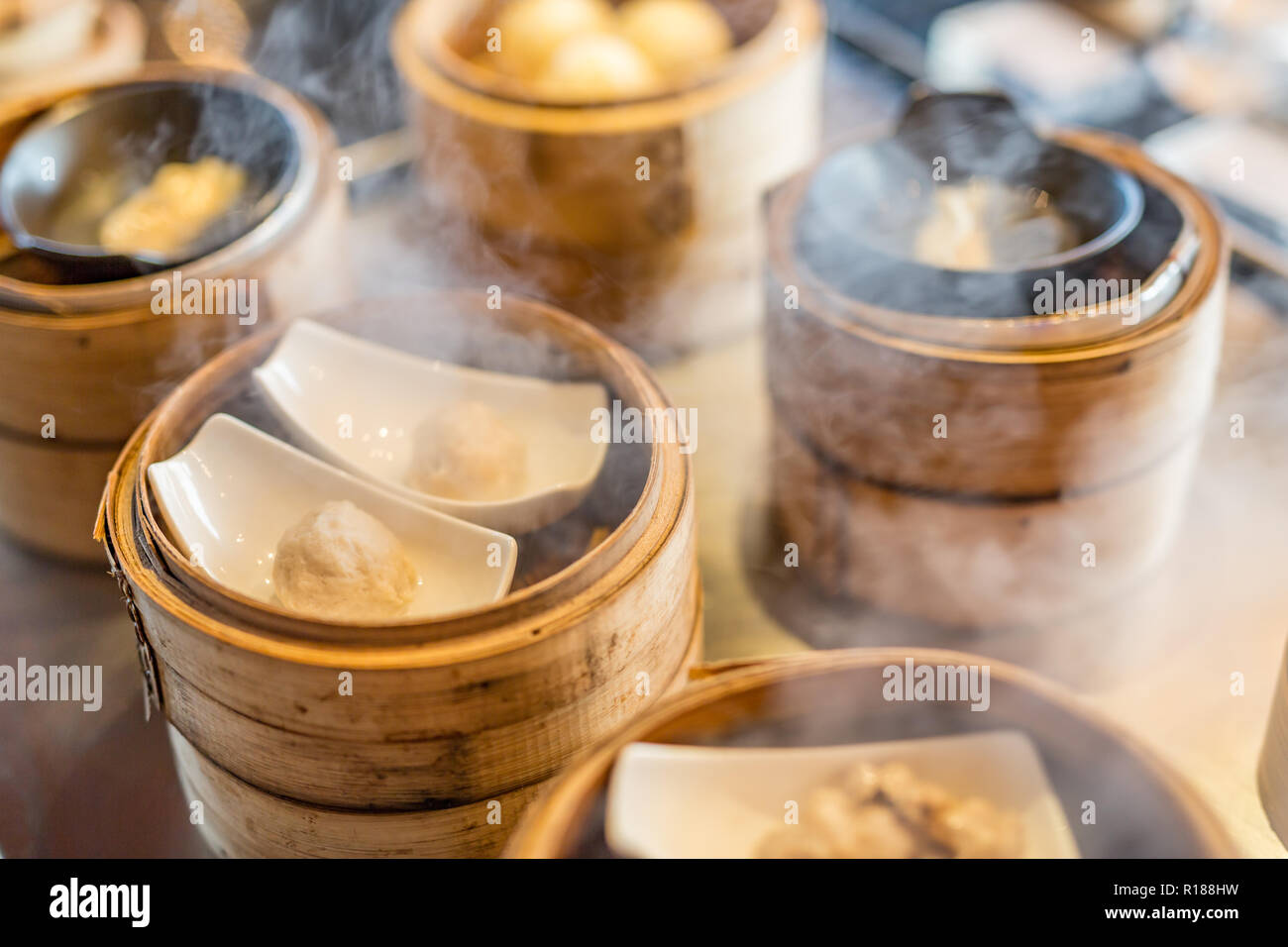 Chinesische gestreamte Knödel in Bambus Warenkorb Stockfoto
