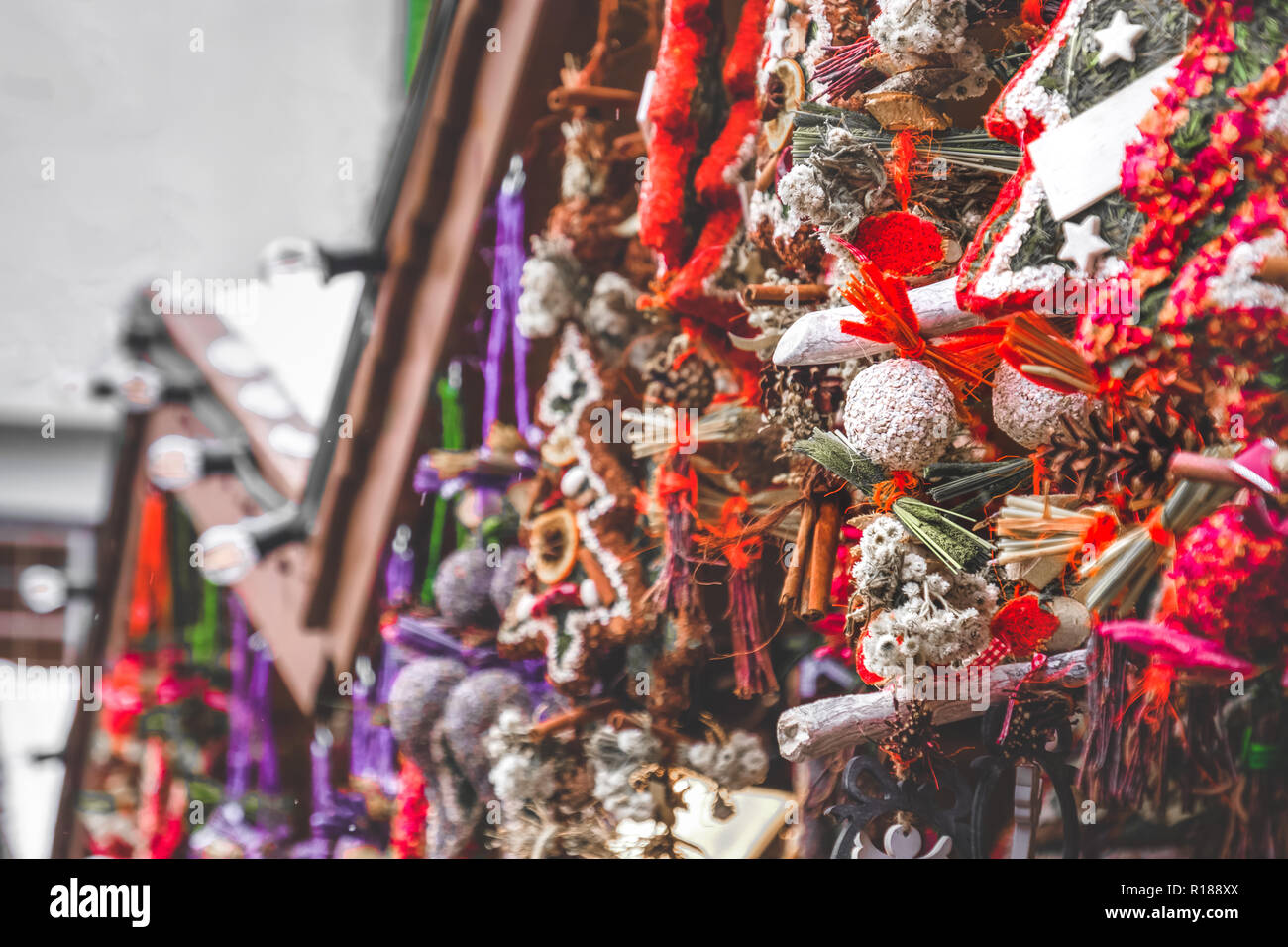 Red entsättigt Selektive Farbe Weihnachtsmarkt Kränze Dekoration stall Details roten Kiosk Stockfoto