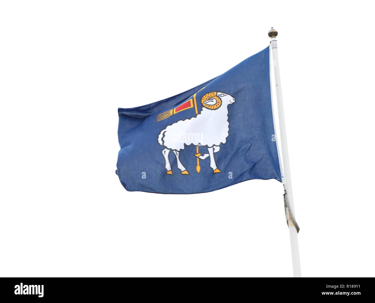 Visby, Schweden - 15. Mai 2016: Die Flagge der schwedischen Provinz Gotland gegen einen bewölkten Himmel. Stockfoto