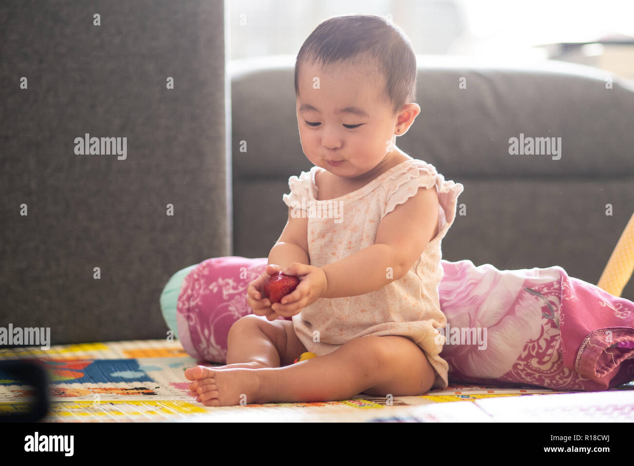 Süße 6 Monate altes Baby mit Erdbeeren Stockfoto