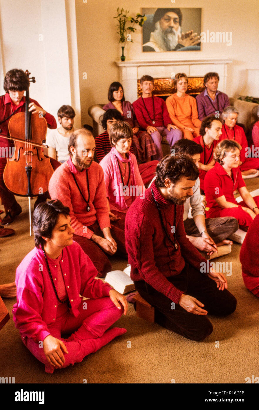 Die Anhänger der Bhagwan Shree Rajneesh religiösen Kult Medina Rajneesh Neo Sannyas Gemeinde meditieren England UK 1984 Stockfoto