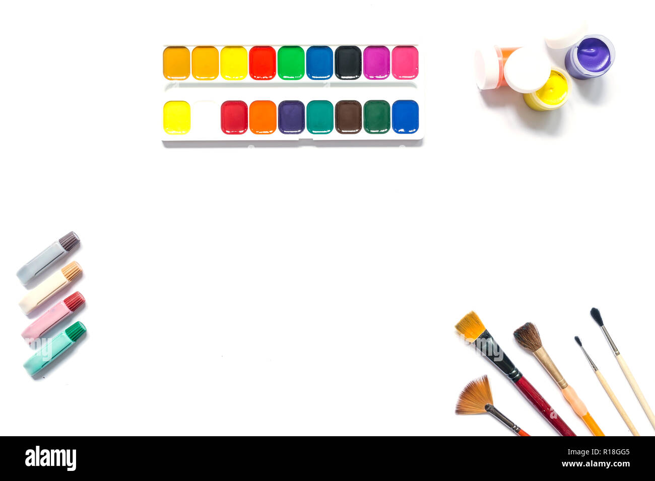 Bunte Farben mit Pinsel, Gouache, Aquarell auf weißem Hintergrund. Ansicht von oben. Lebendige helle Farbe anzeigen. Stockfoto