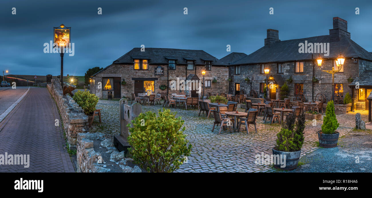 An einem kalten und bewölkten Nacht im November die Lichter von Jamaica Inn einladend aussehen Zu den Passanten auf windigen Bodmin Moor, bekannt durch Daphne du Maur Stockfoto