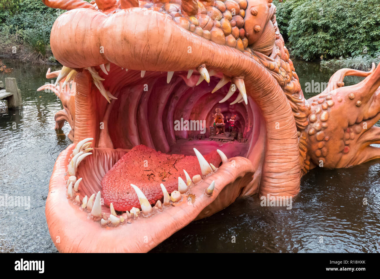 Pinocchio Und Gepetto Im Magen Von Monster Wal Gefangen Sprookjesbos Efteling Stockfotografie Alamy