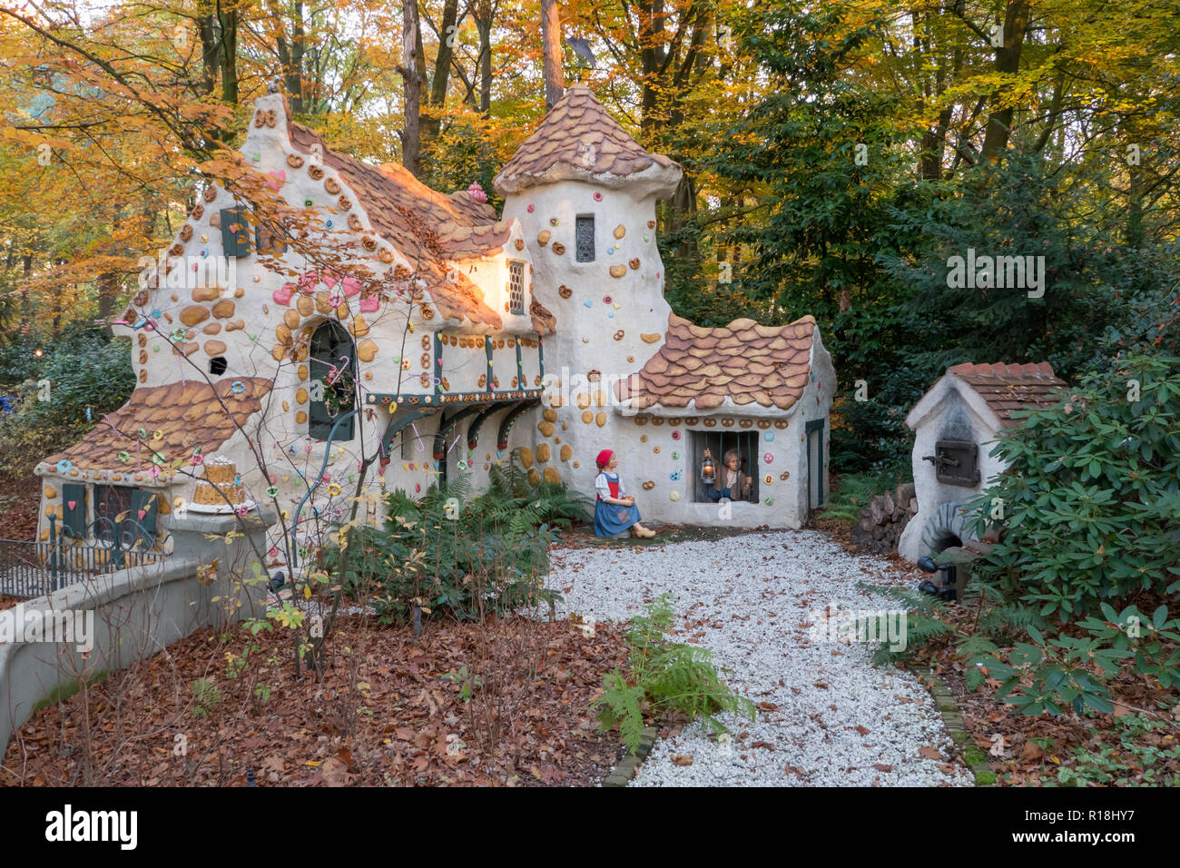 Hansel Und Gretel Von Der Hexe In Der Lebkuchenhaus In Der Sprookjesbos In Efteling Eingeschlossen Stockfotografie Alamy