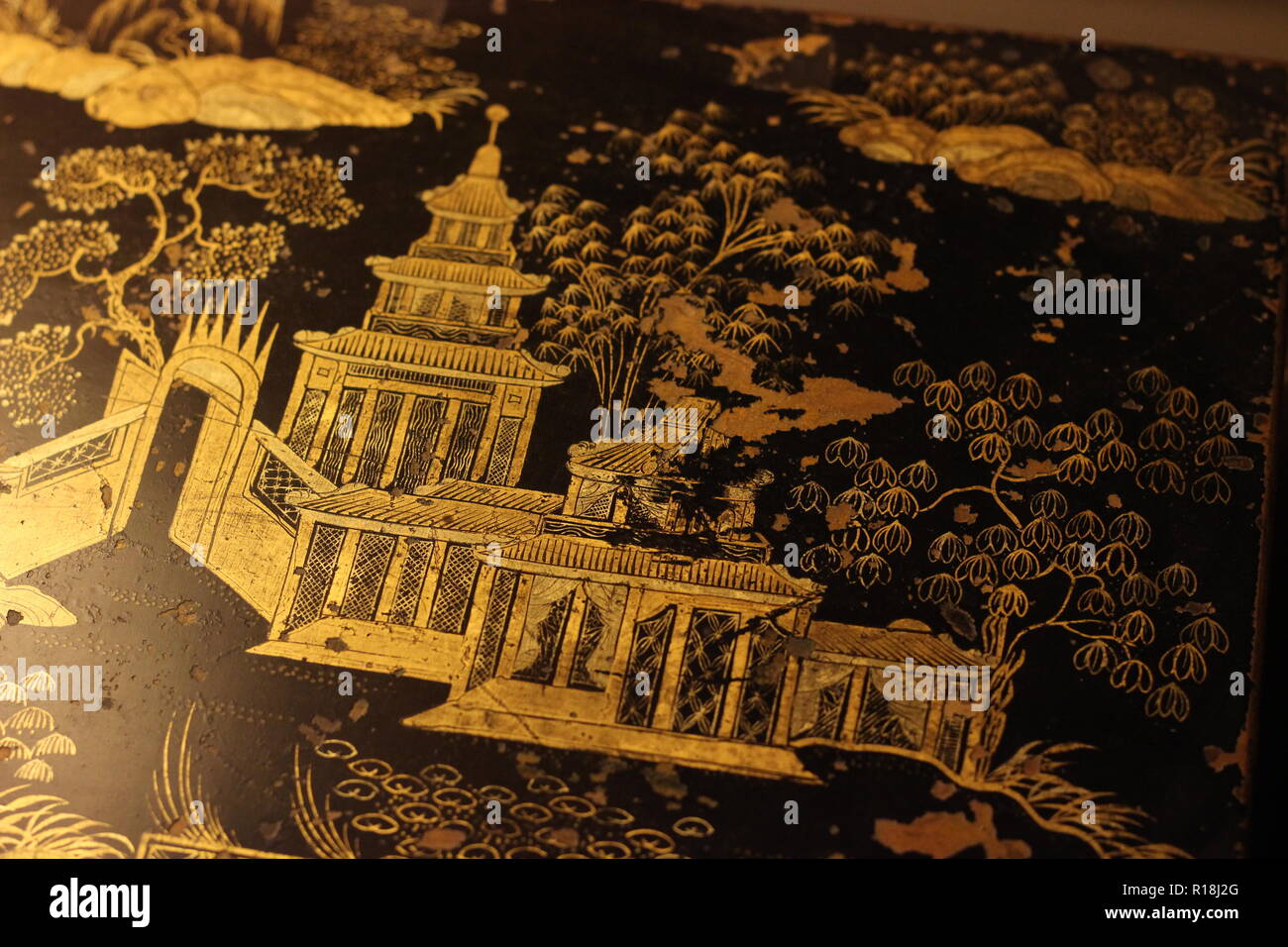 Schönen Japanischen goldene Kunstwerk Verzieren eines polnischen Holz, gehalten an Basildon Park, Hampshire (National Trust) Stockfoto