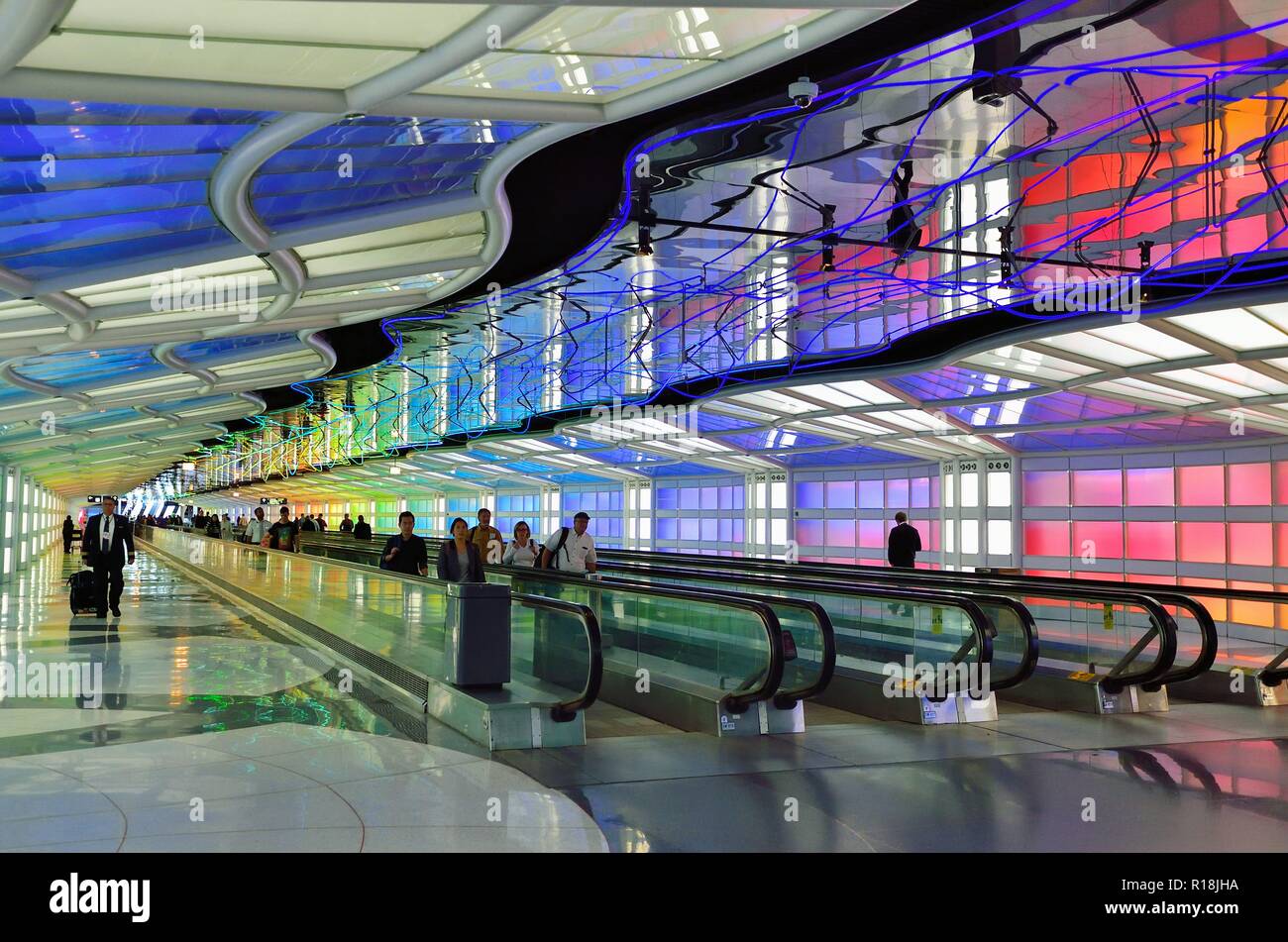 Chicago, Illinois, USA. Die farbenfroh eingerichteten Tunnel Durchgang zwischen zwei United Airlines den Terminals am Flughafen O'Hare International Airport entfernt. Stockfoto