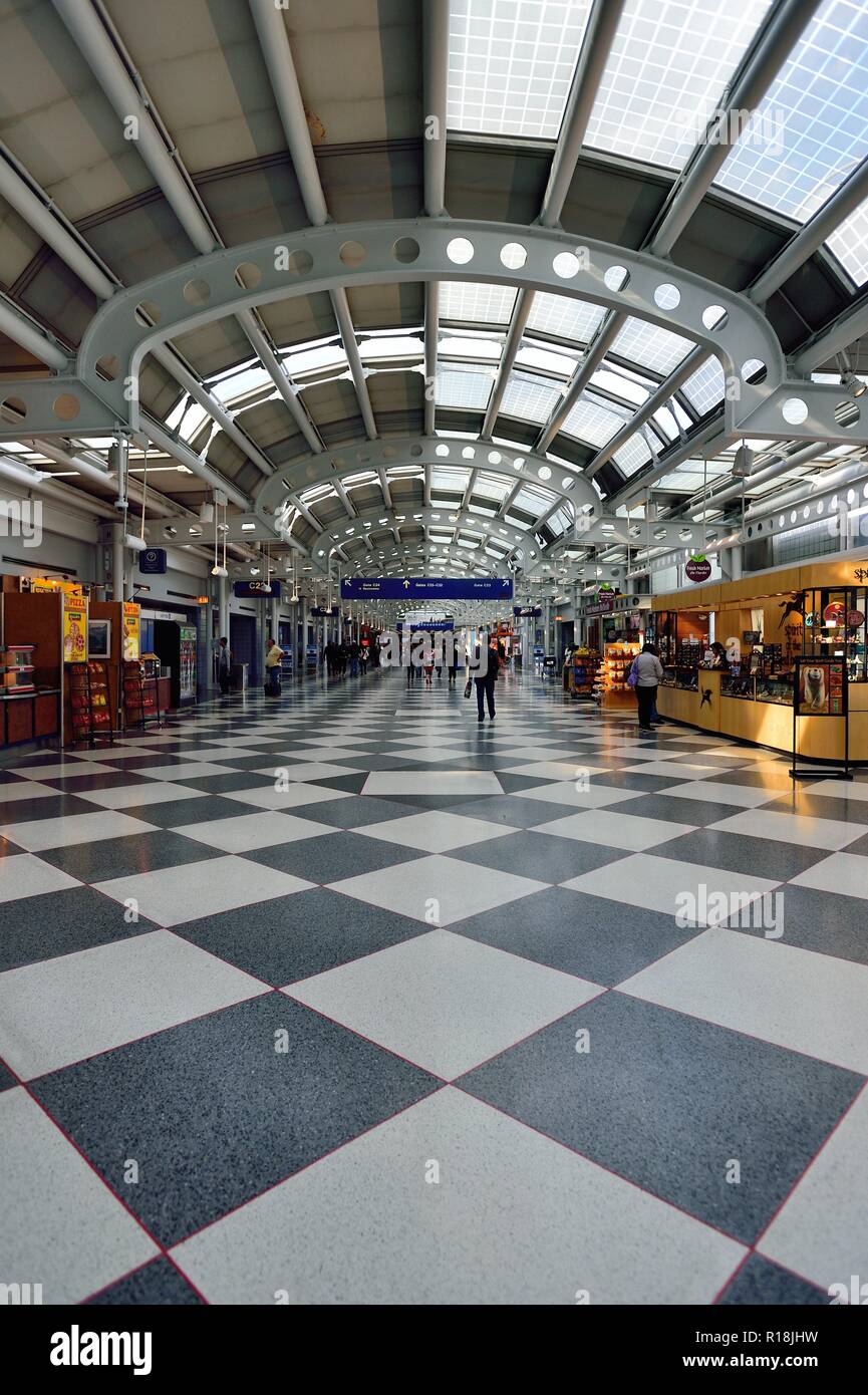 Chicago, Illinois, USA. Terminal Concourse am Flughafen O'Hare International Airport entfernt. Stockfoto