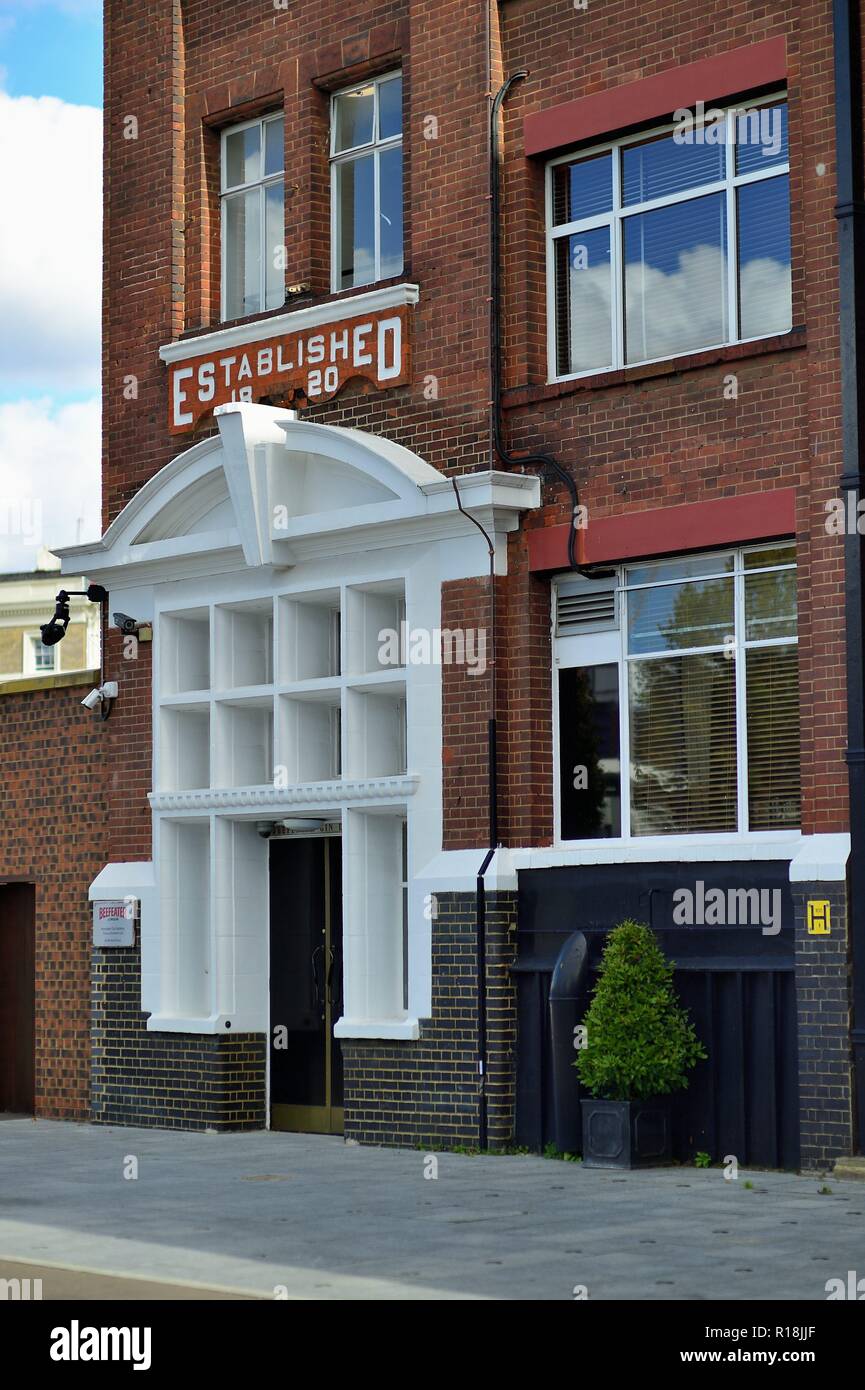 London, England, Vereinigtes Königreich. Die Beefeater Kennington Brennerei in der Lambeth Gegend von London. Nach Beefeater gin, seine Geschichte geht Bac Stockfoto