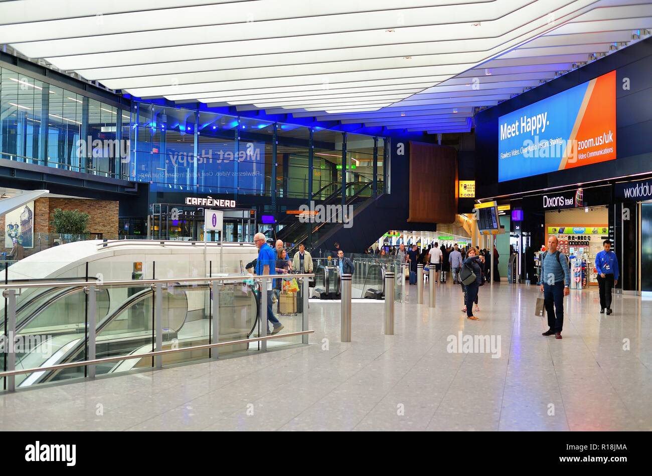 London, England, Vereinigtes Königreich. Internationaler Abflug Lounge zusammen mit Duty free Shops am Flughafen Heathrow International Airport. Stockfoto