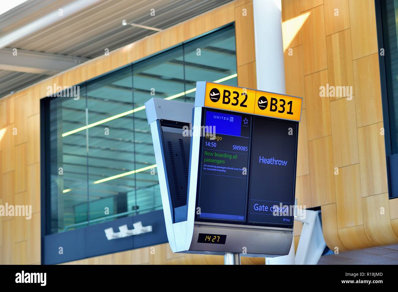 London, England, Vereinigtes Königreich. Gate departurre Informationen am Flughafen Heathrow International Airport. Stockfoto