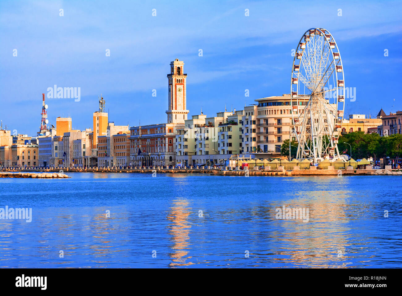 Bari, Apulien, Italien: Grosse Riesenrad an der Küste von Bari Stockfoto