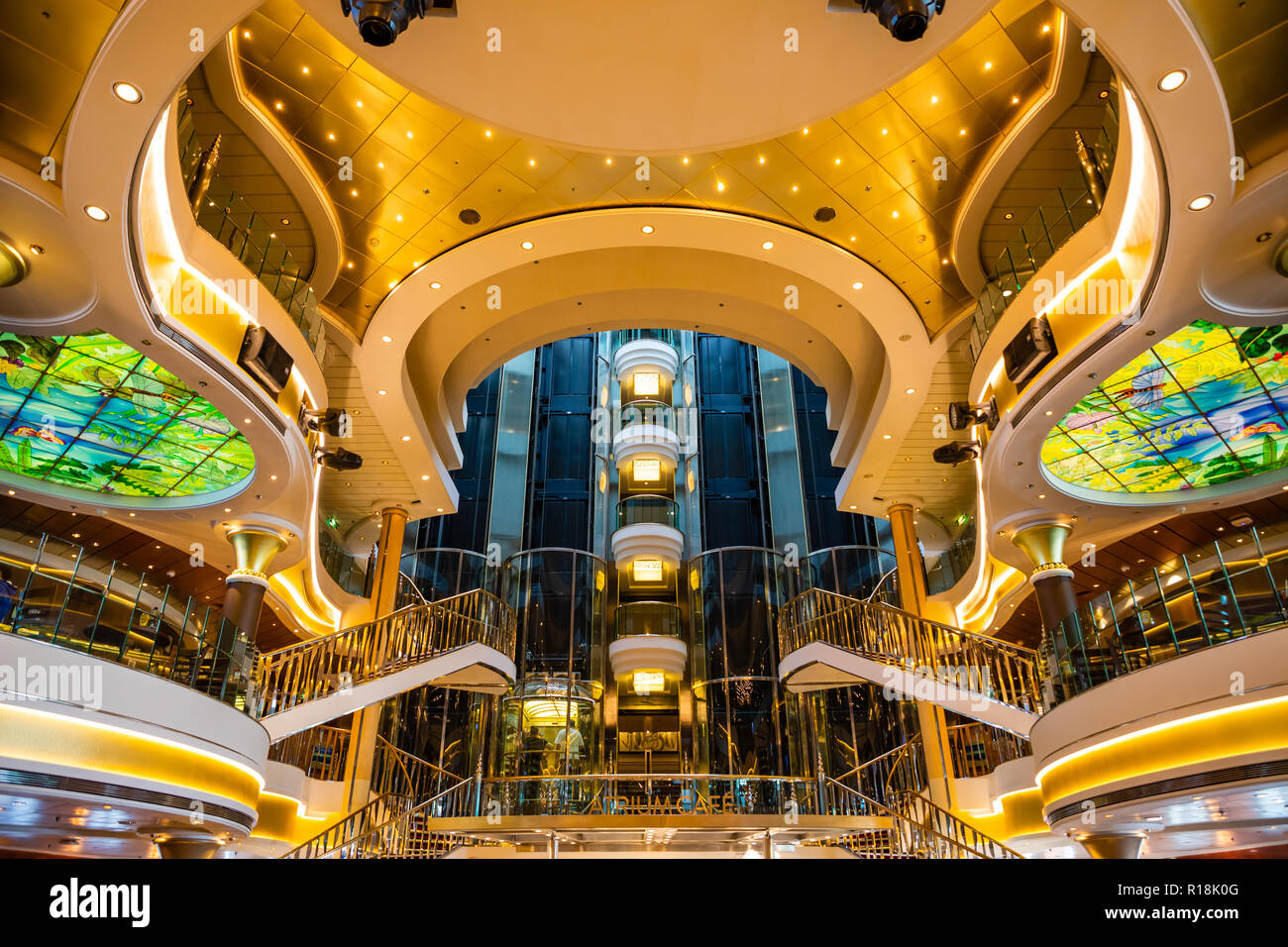 Mittelmeer, Griechenland - 16.10.2018: Innere des Atrium von Kreuzfahrtschiff Norwegian Star mit Menschen während einer Kreuzfahrt nach Griechenland Stockfoto