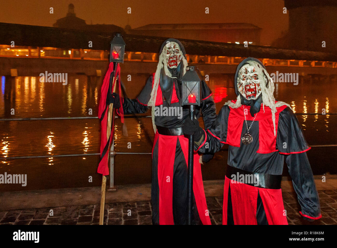 Seltsame Zeichen mit fantastischen Masken und Kostüme Parade entlang der schmalen Straßen während der Luzerner Fasnacht Stockfoto