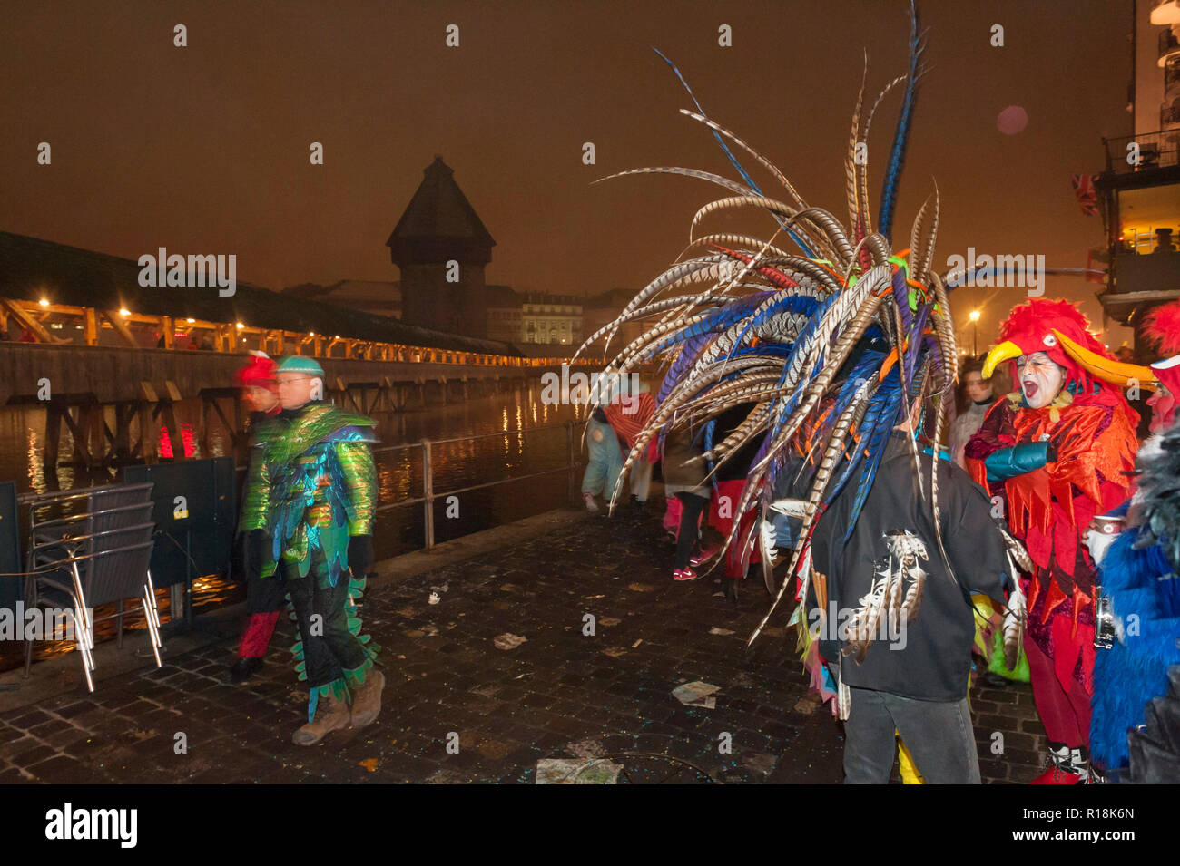 Menschen tragen ein Kostüme lustige exotische Vögel in Luzern Karneval, Schweiz Stockfoto