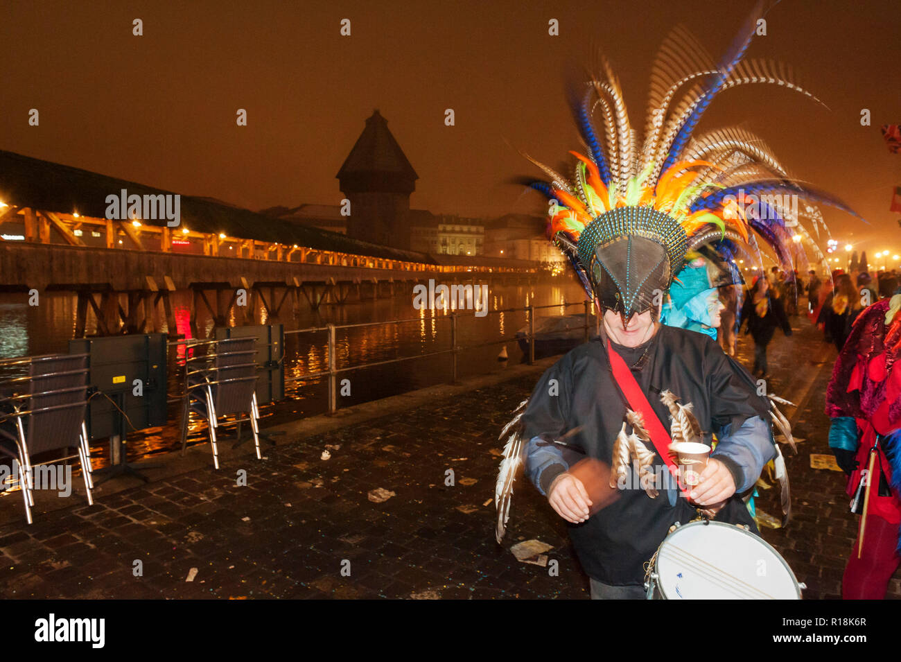 Menschen tragen ein Kostüme lustige exotische Vögel in Luzern Karneval,  Schweiz Stockfotografie - Alamy